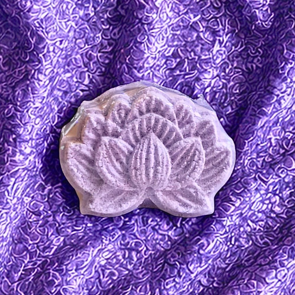 Leather and Lilac Single 2oz Bath Bomb 1% Dilution